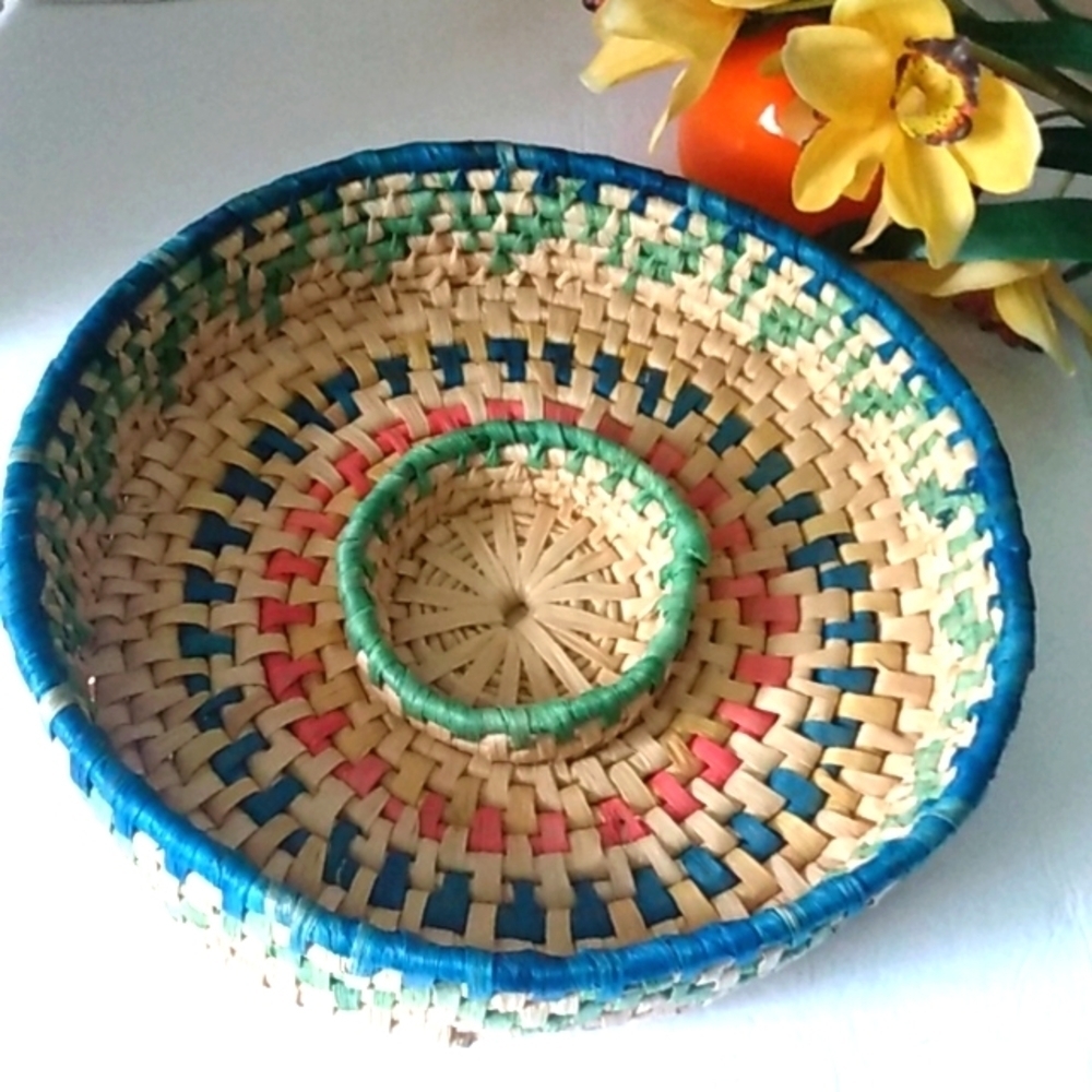 HANDMADE WOVEN STRAW SERVING BASKET NWOT